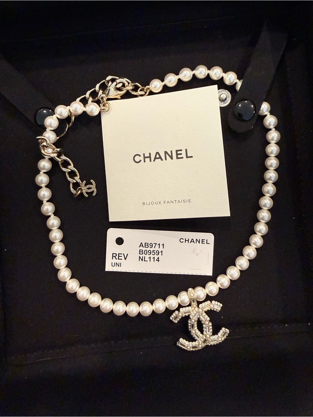 CHANEL Pearl Necklace with Crystal-Studded CC Pendant - White & silver - Picture 1 of 6